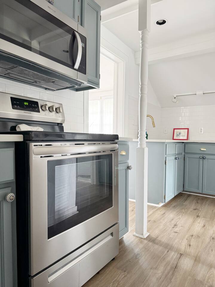 The Rose Inn E | KING 1BD/1BA Apt near Downtown photo 4