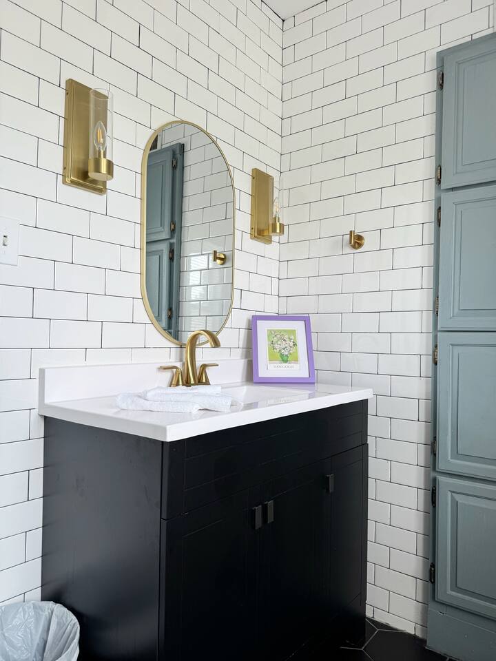 The Rose Inn E | KING 1BD/1BA Apt near Downtown