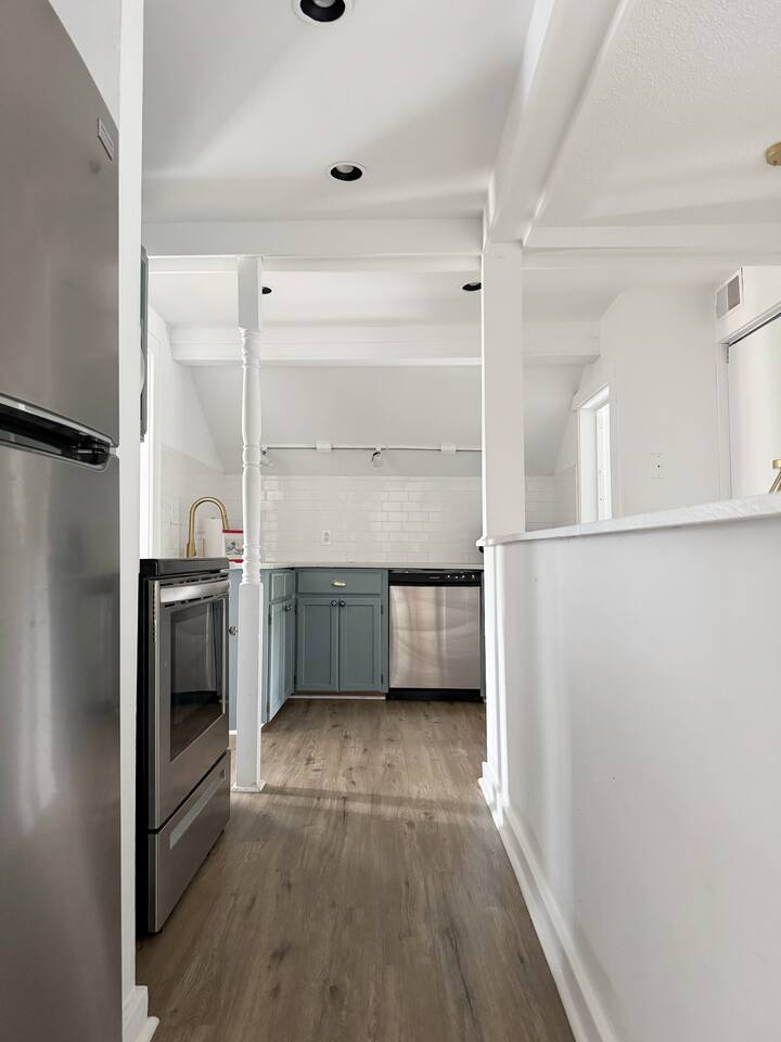 The Rose Inn E | KING 1BD/1BA Apt near Downtown