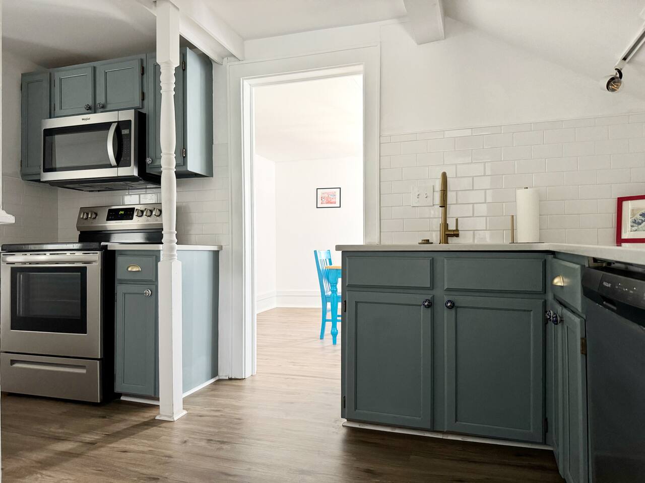 The Rose Inn E | KING 1BD/1BA Apt near Downtown