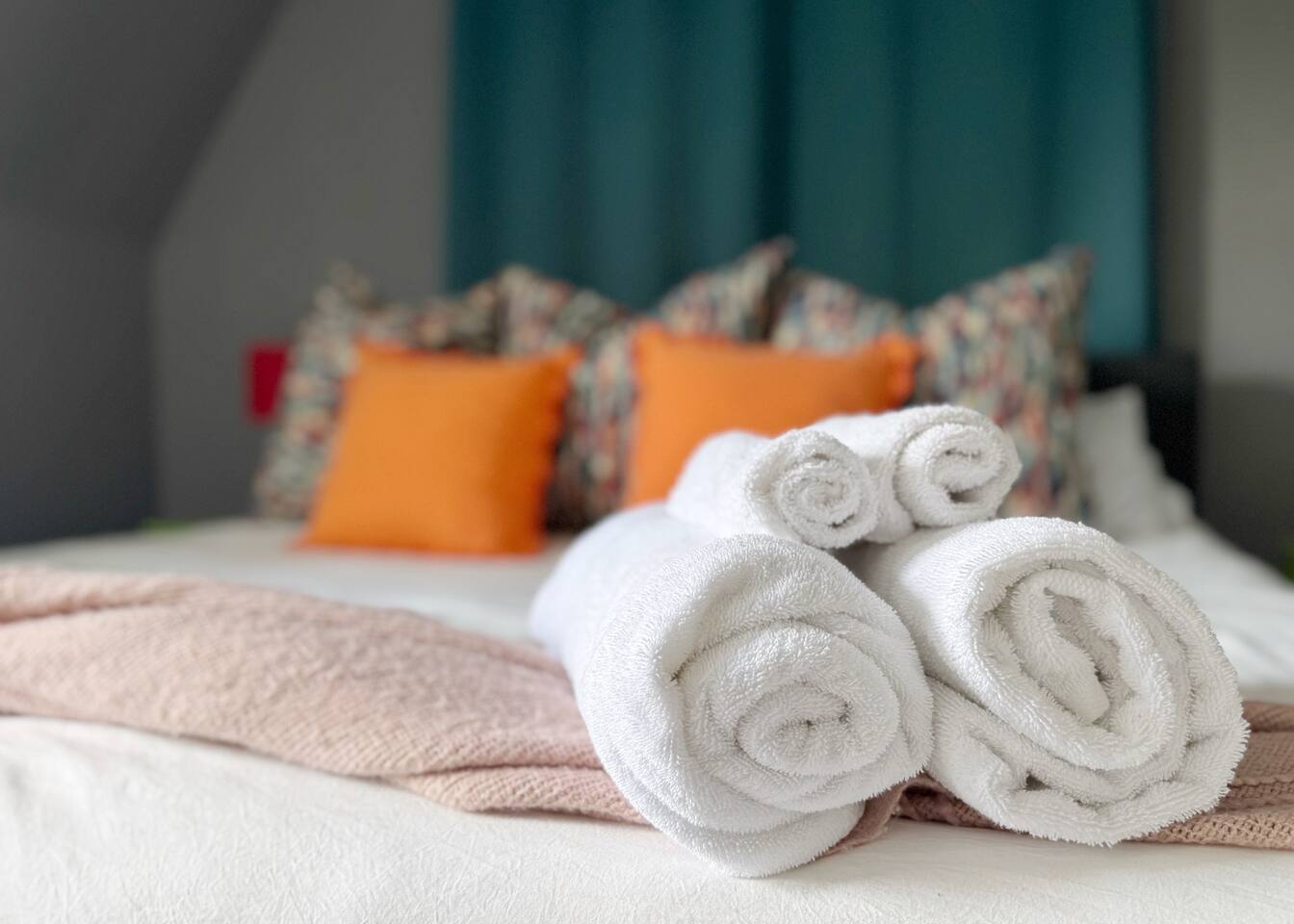 The Rose Inn E | KING 1BD/1BA Apt near Downtown