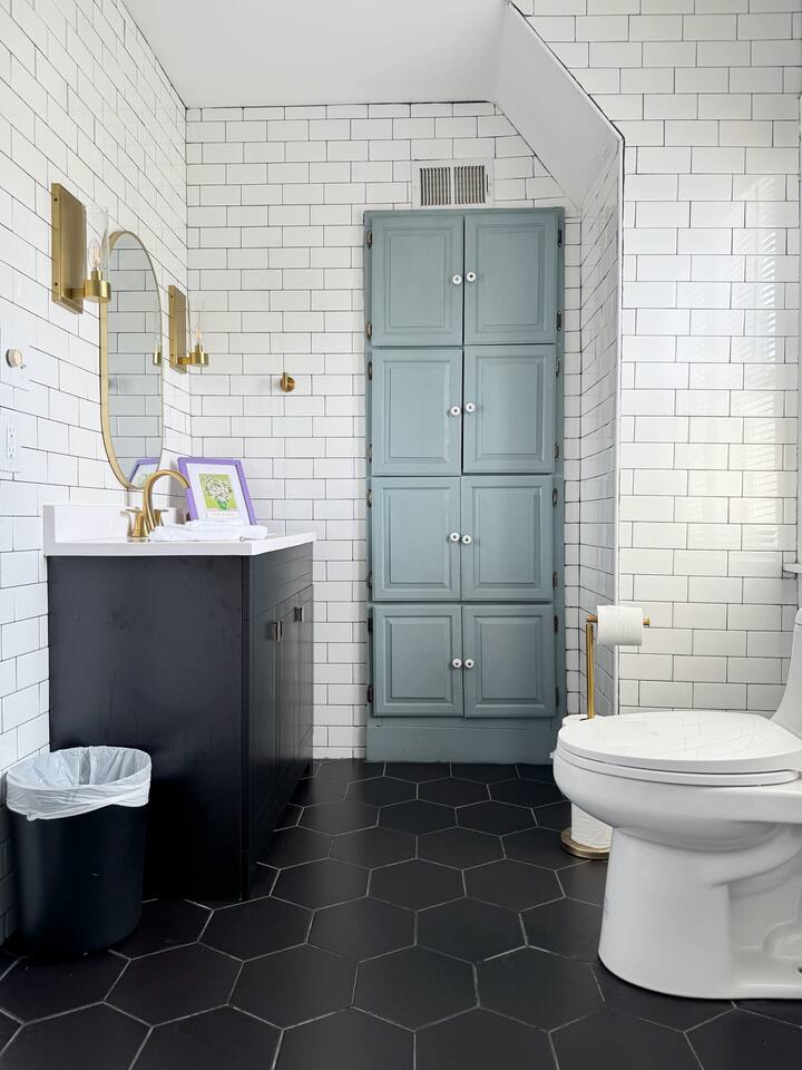 The Rose Inn E | KING 1BD/1BA Apt near Downtown