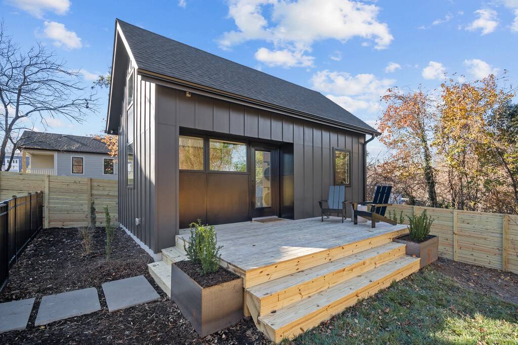 Tiny Home, Fantastic Location close to 9th Street!