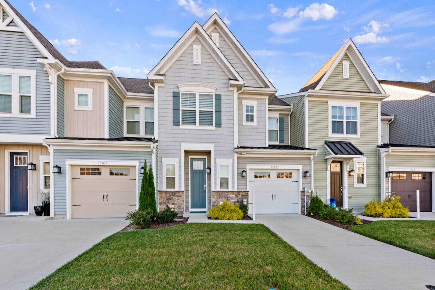 Modern Townhouse w/ Pool, Gym & Tennis, Near Beach
