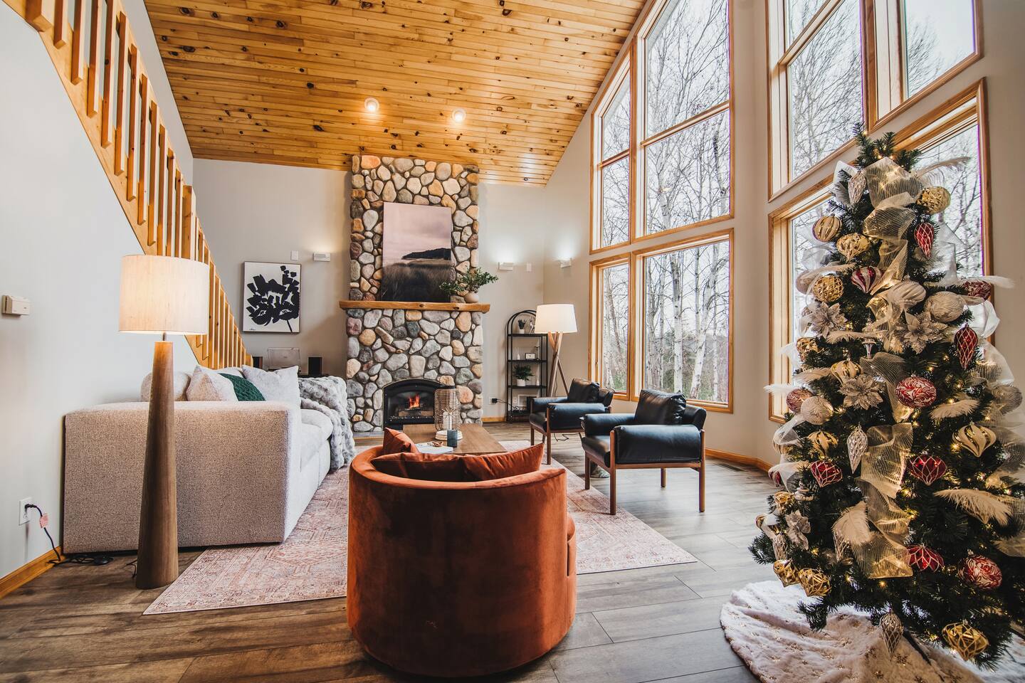 FallWater - 5BR Lakehouse, WtrFrnt, Ht Tub, F/pit