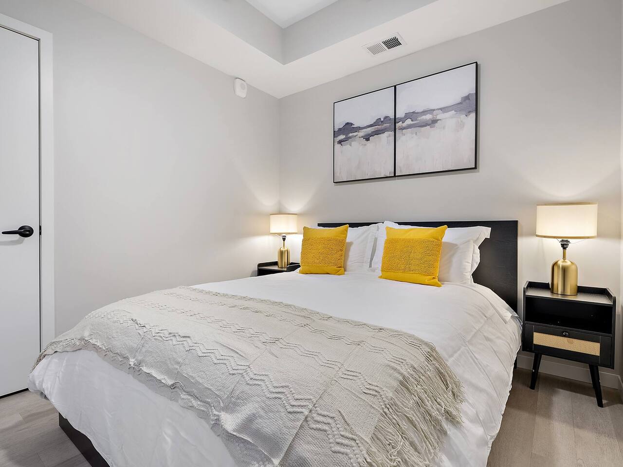 DT, UMN, 1BD, Gym, Free Parking, Rooftop by River