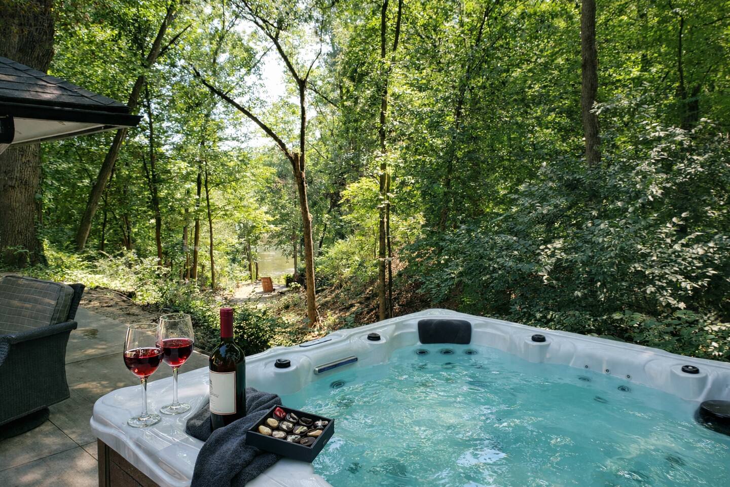 Riverfront Haven: Hot Tub, 5 Beds, Kayaks & More