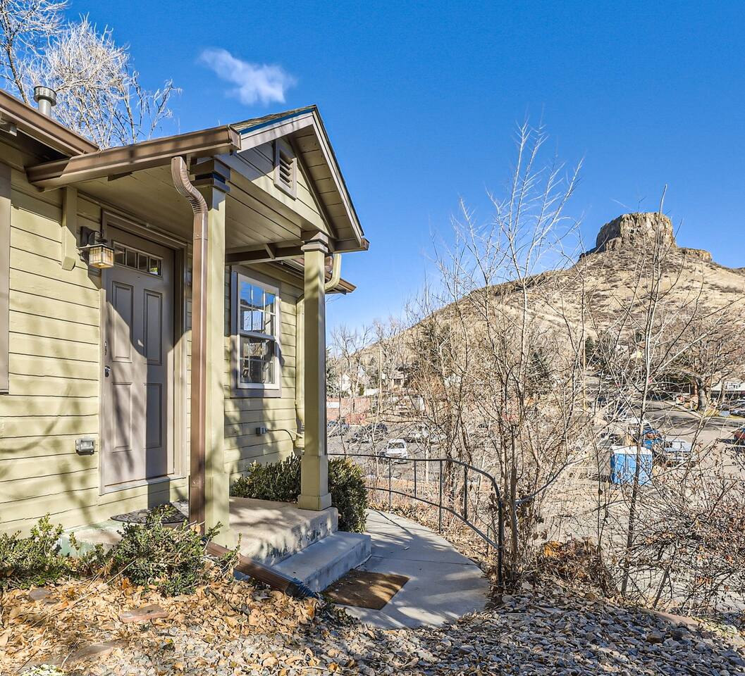 Cozy Golden Home on Main Street!