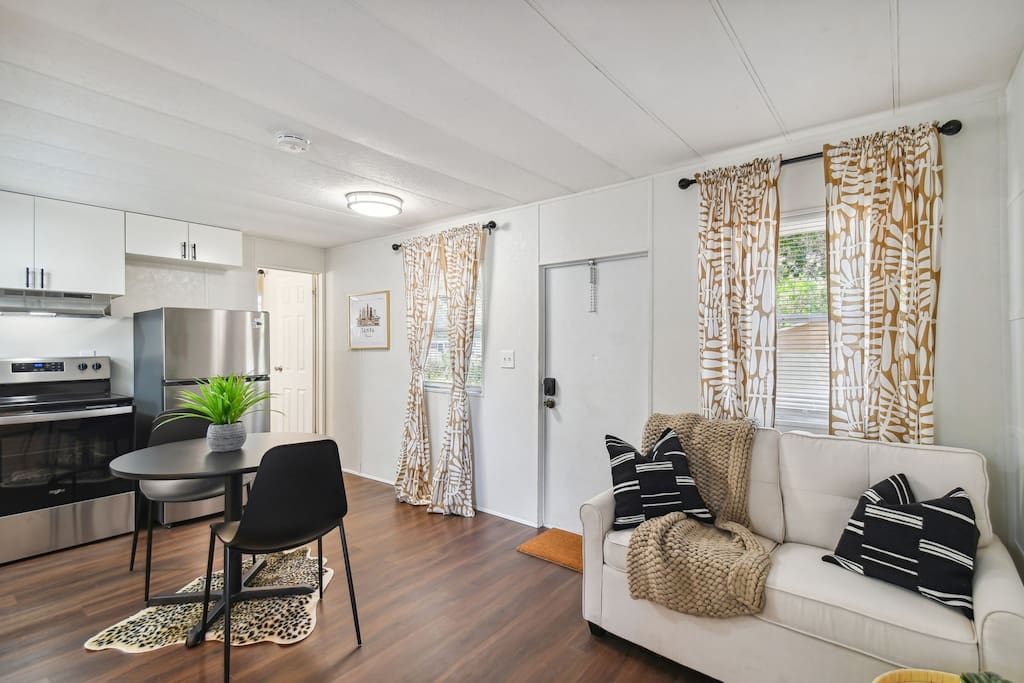 Designer Chic 1 Bedroom Apartment