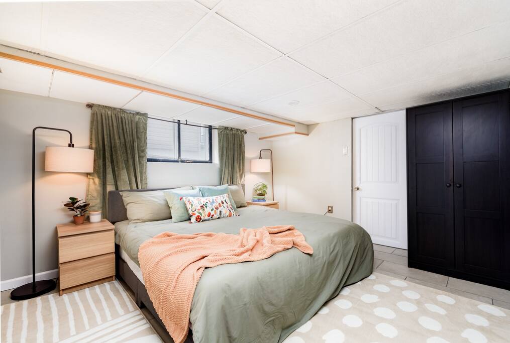 Cozy Family Cottage | Perfect Location on the Hill