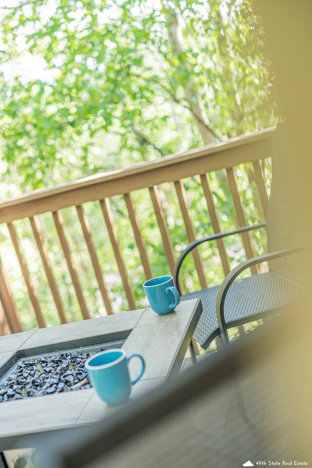 Scandi-Style Treehouse | King Bed, Garage, Laundry