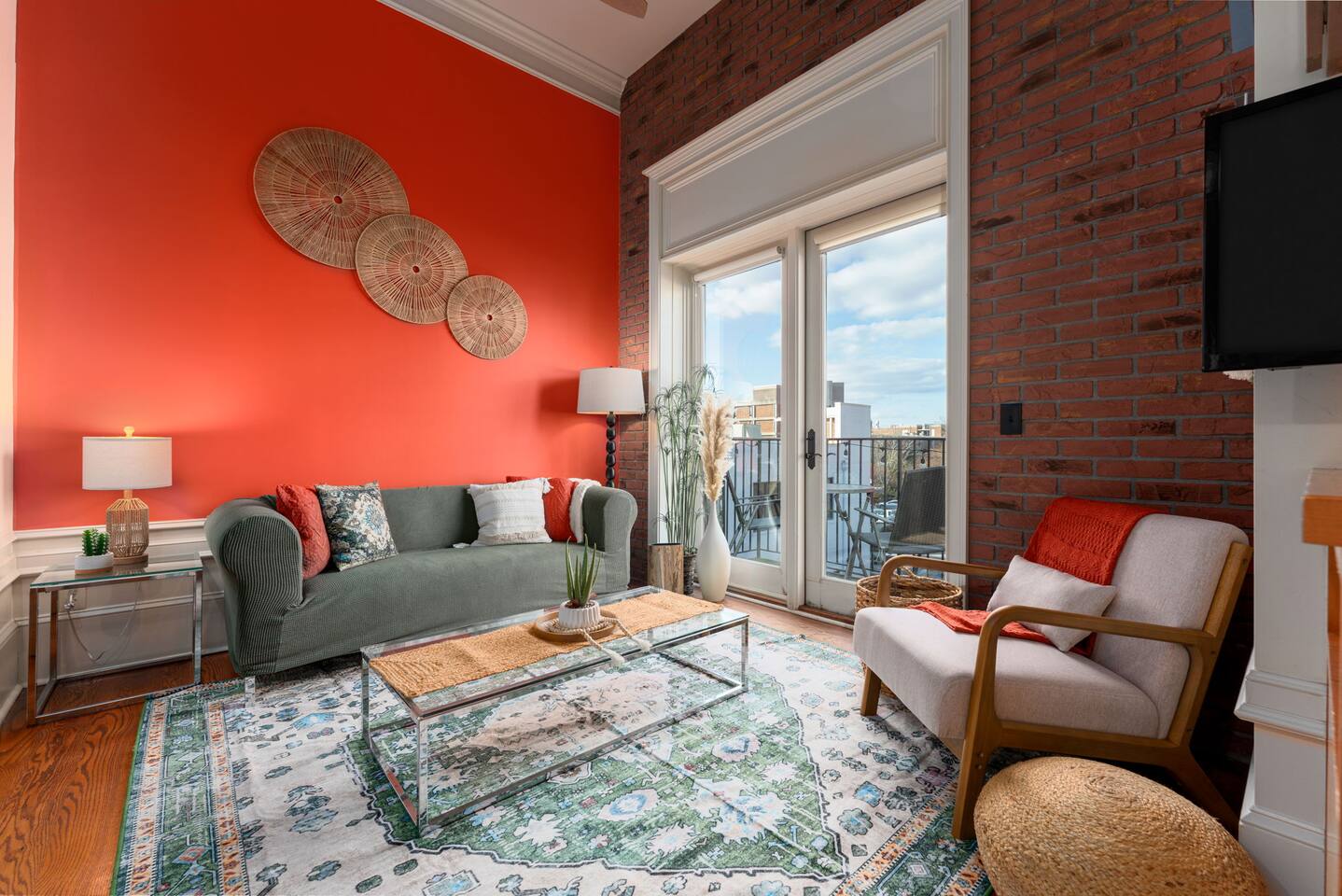 Front St + 5 Min walk Live Oak + Restaurants + Bar