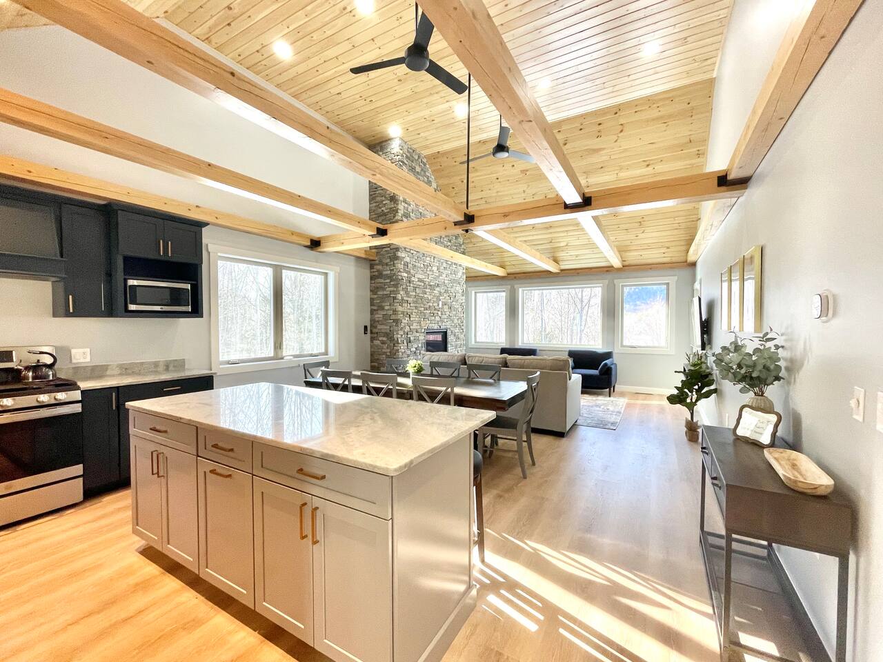 Mountain View Lodge | Hottub, Firepit, Sports Club