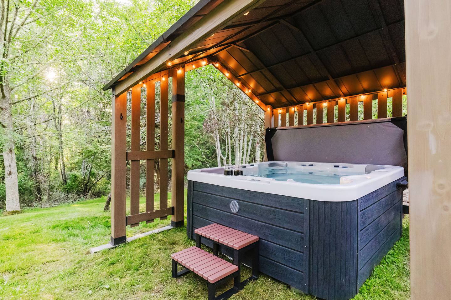 Bainbridge Island: Hot tub, Theater, Walk to Beach, Dogs Welcome