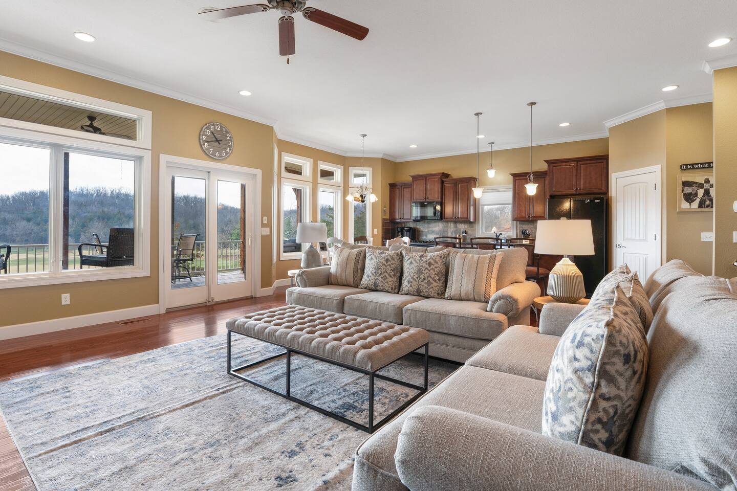 5 min to the Lake! Great Views! King Suite!