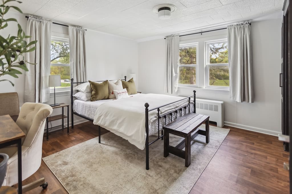 Full Kitchen, Near Hwy, Parking Nearby, Work Desk