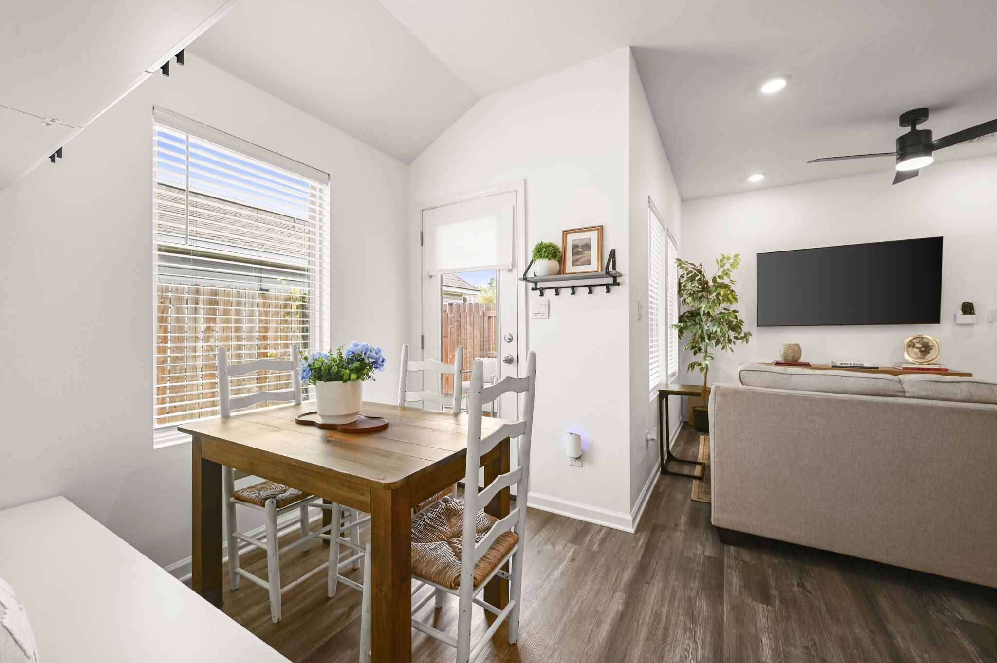 Gonzales Home near HWY 30/44 & I-10 | Sleeps 6