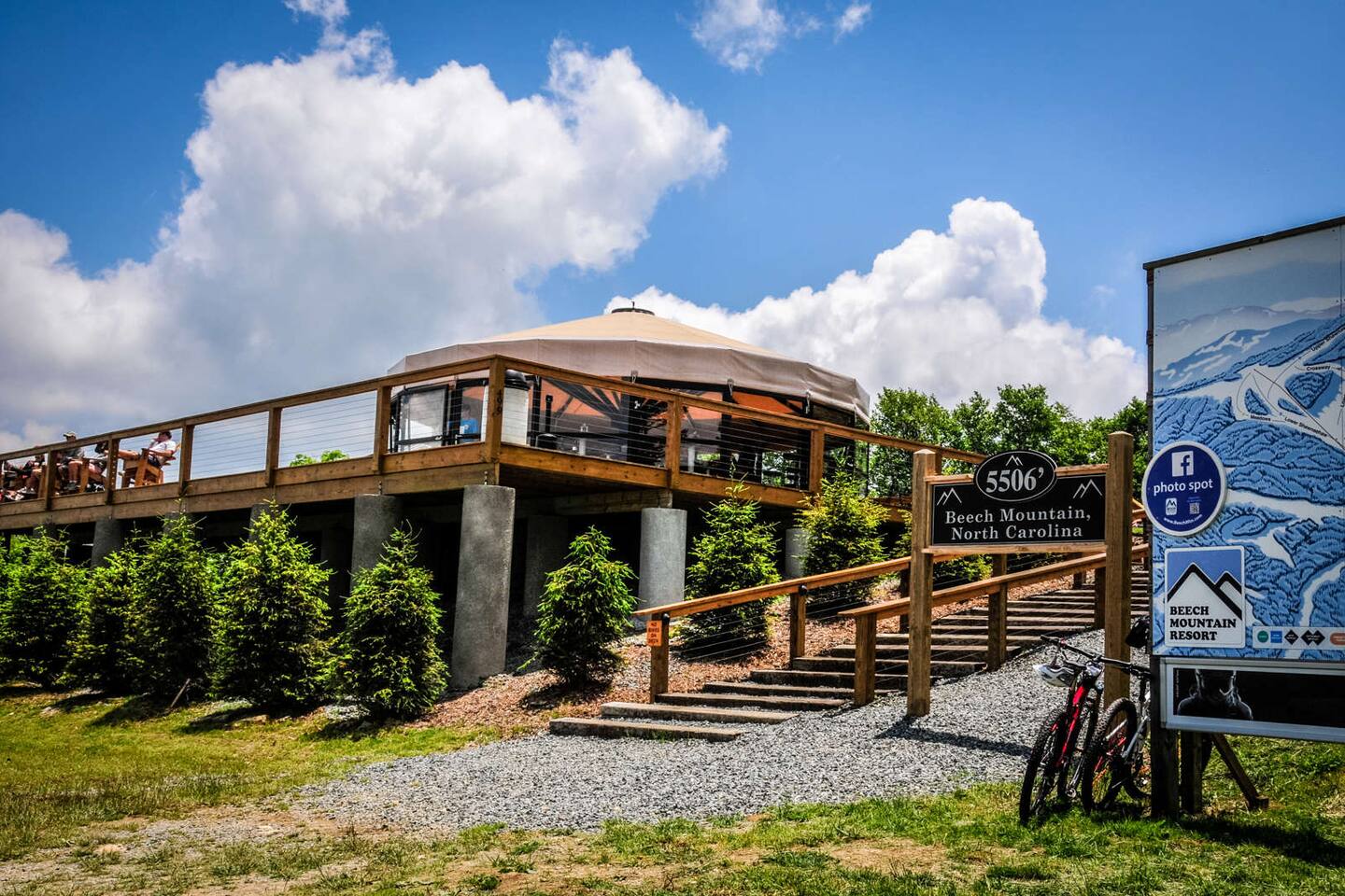 Hänsel and Gretel's Hideaway End Unit Parking!