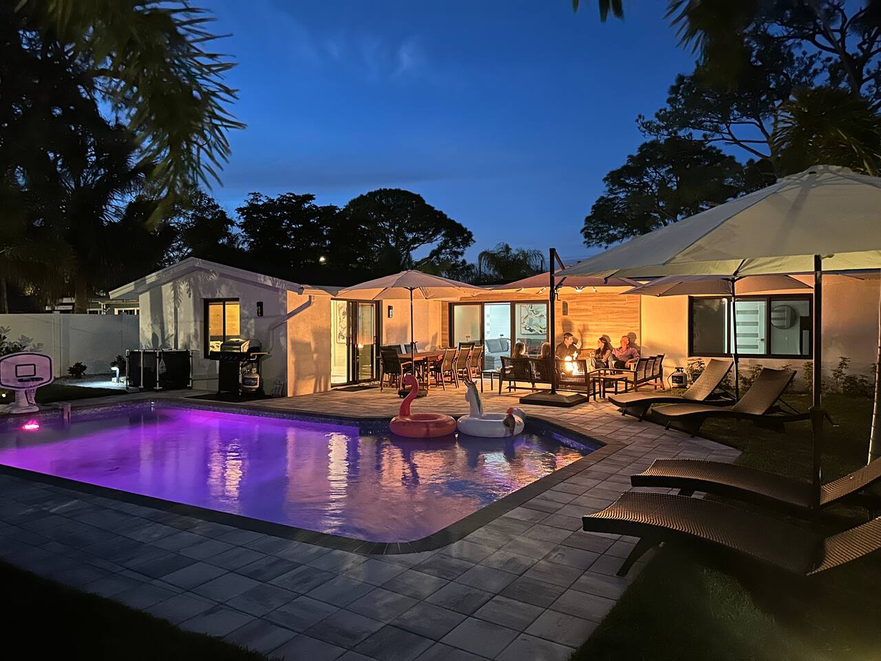 Luxe Oasis Mins to Beach and Downtown, Heated Pool