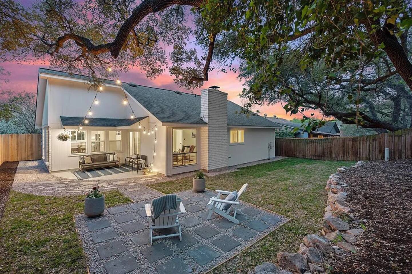 Cozy bungalow w firepit; mins from DT and S Lamar!
