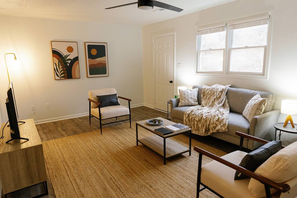 "Morning View 3" Cozy Modern Stay - College/Hiking - Apartment