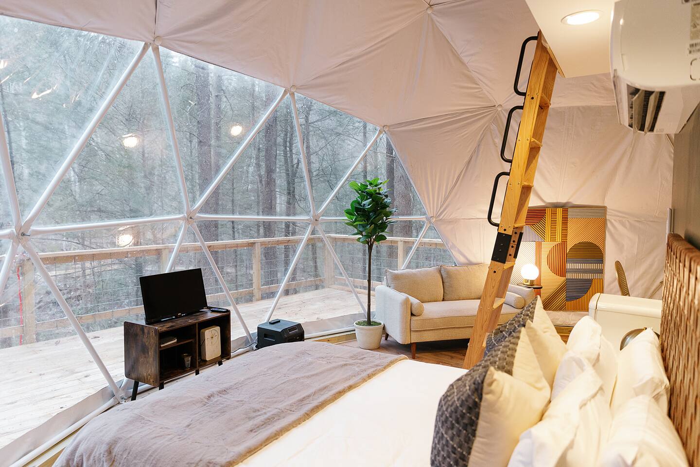 Elevated Stay| Hot Tub| Woodsy Dome Experience