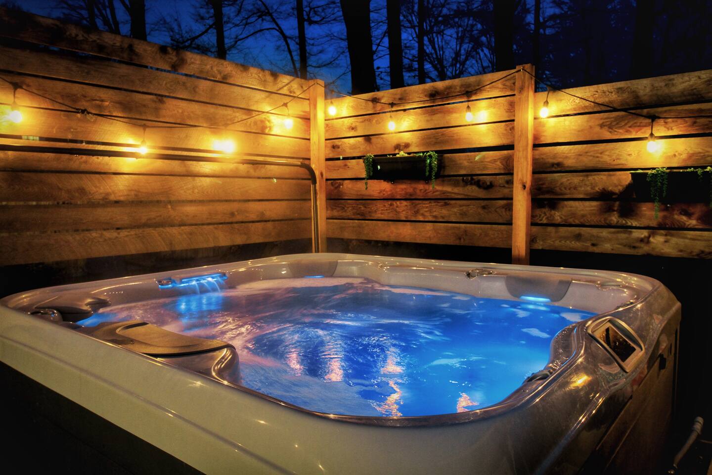 Hot Tub• FirePit• BBQ• Private Yard • Walk 2 Shops