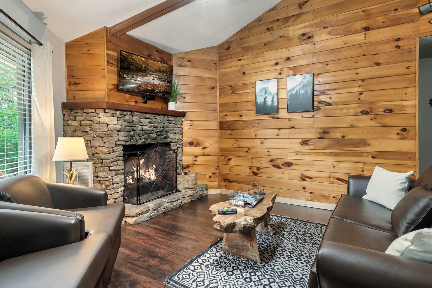 3 Miles to Gatlinburg with Hot Tub and Fireplace!