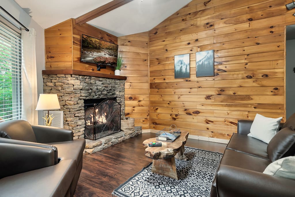 Kings Beds! A+ Location! Winter Views! Hot Tub!