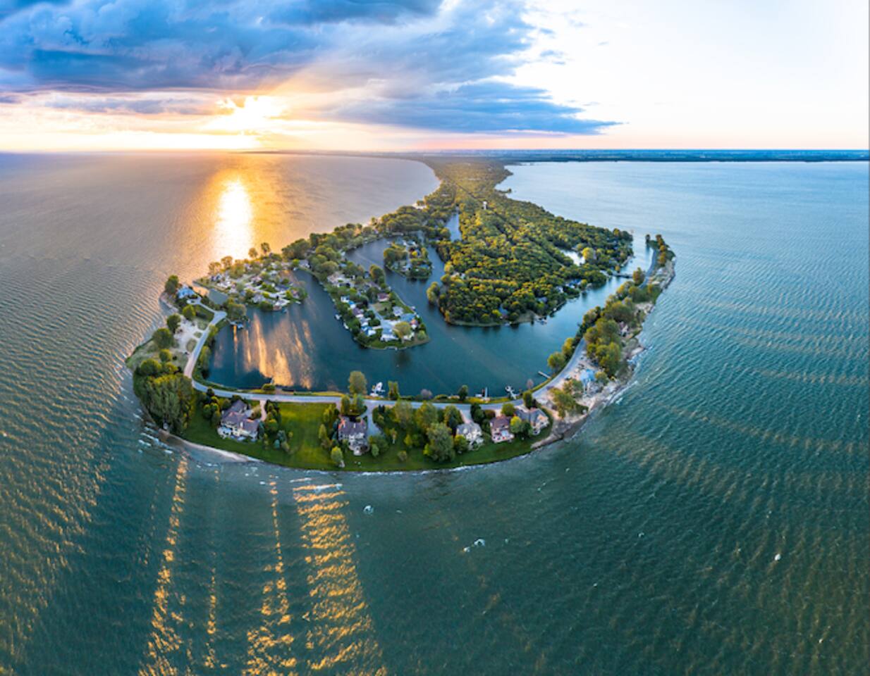 *Lakeside Canal Front Living on Lake Huron*