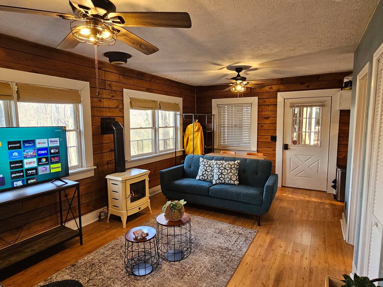 Summer Couples Getaway: Hot Tub + 500Mbps WiFi