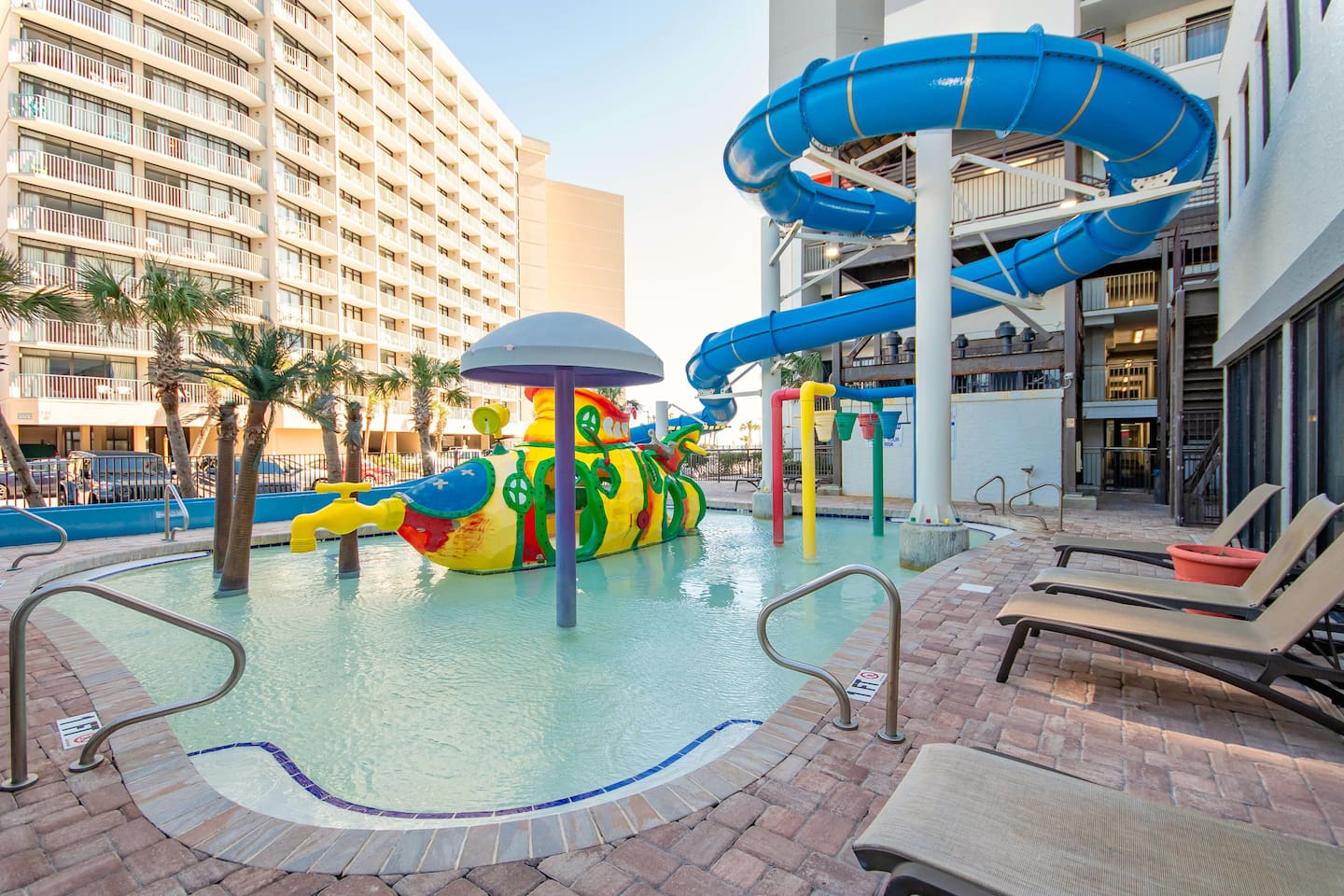 SURFER CHICK 🏄🐥Ocean View, 2 beds, water park 🌊