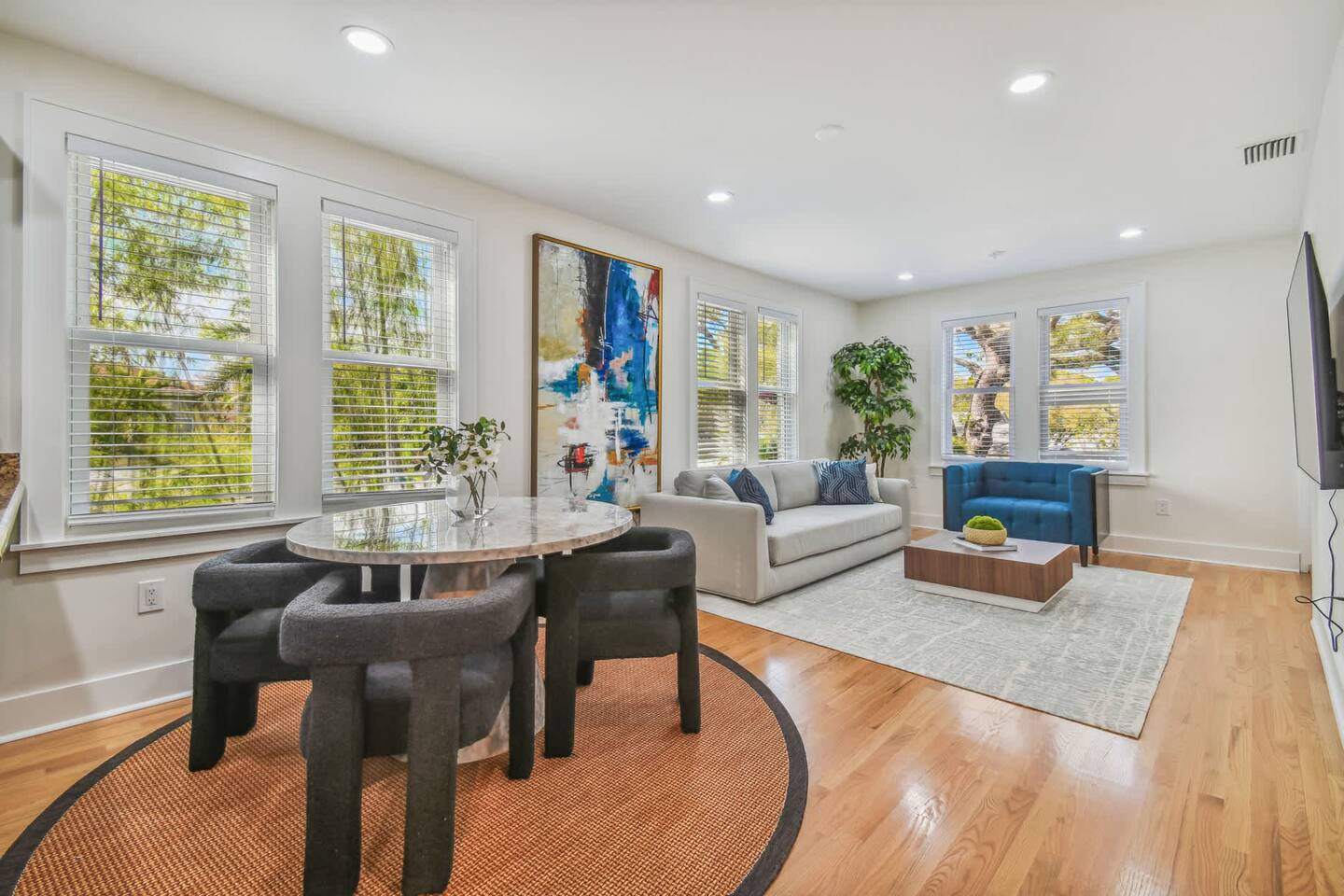 Top Floor | Sun Filled +Jacuzzi+Downtown | Pets Ok