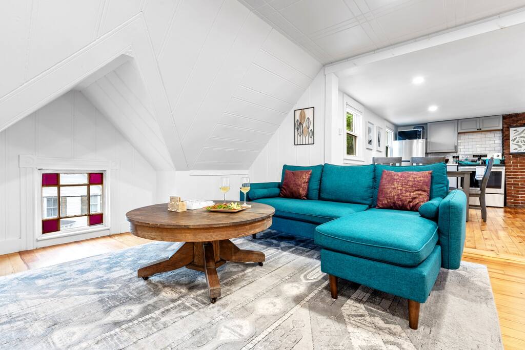 Sleeps 16+ | W/D | Parking | 15 mins to Old Port