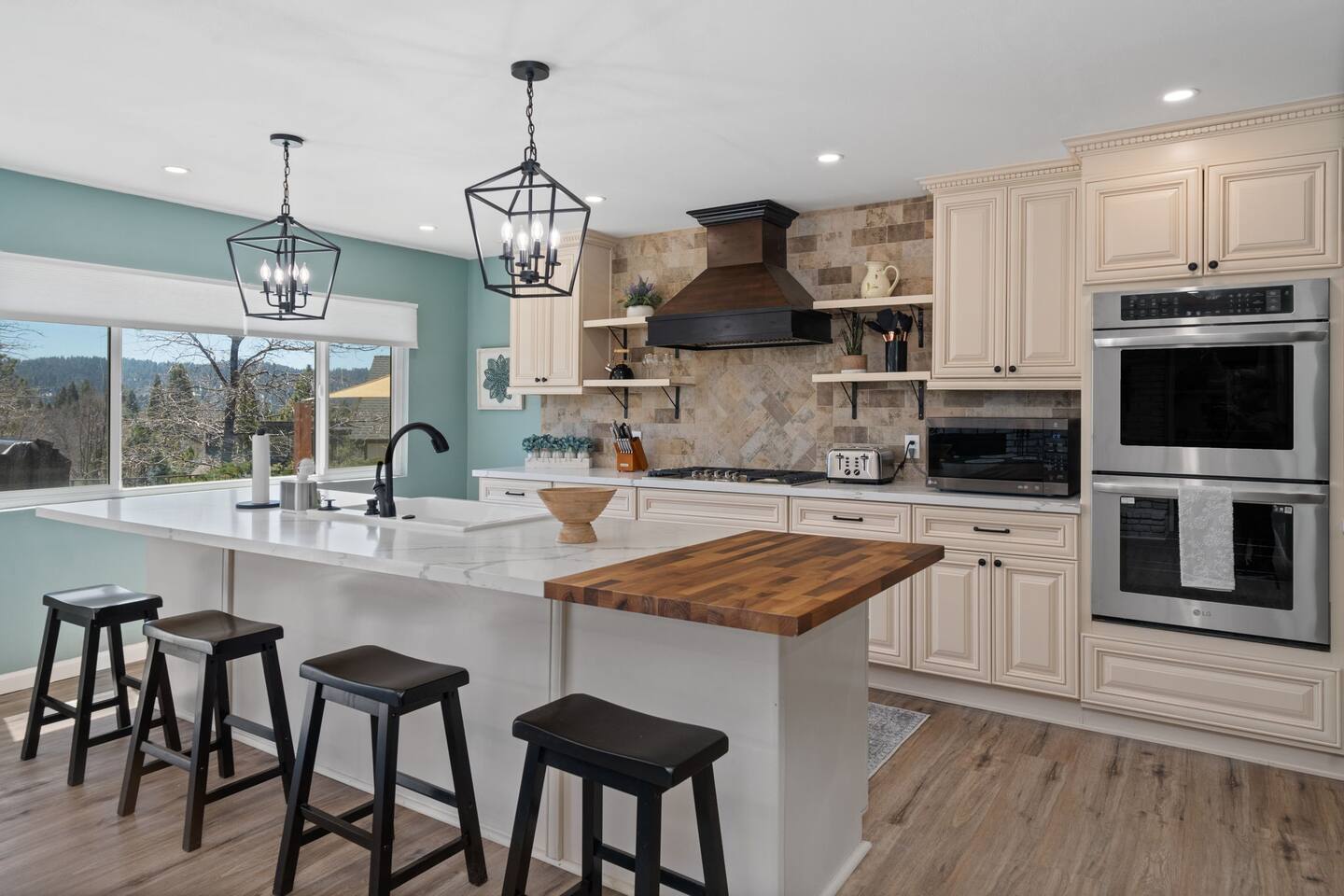 Family Fun Getaway, Themed Rooms, Games & Hot Tub