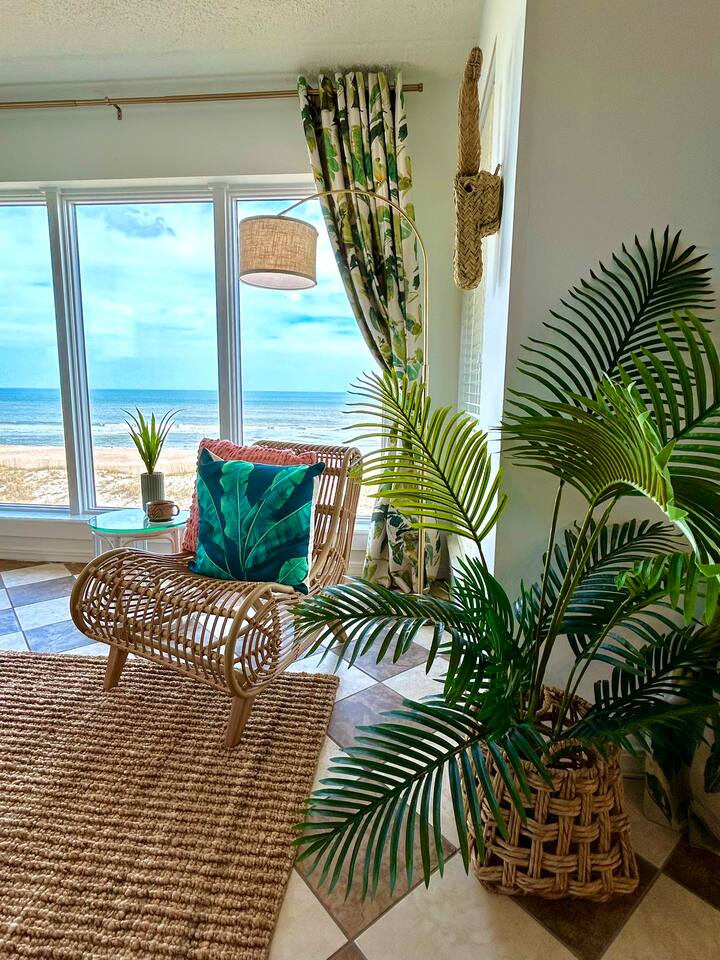 Bright Relaxation Corner: Enjoy ocean views from this chic seating area, perfect for unwinding!