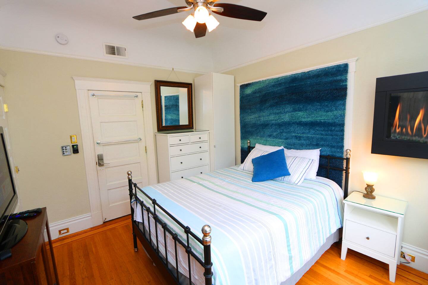 Inviting Victorian Room with Private Bath