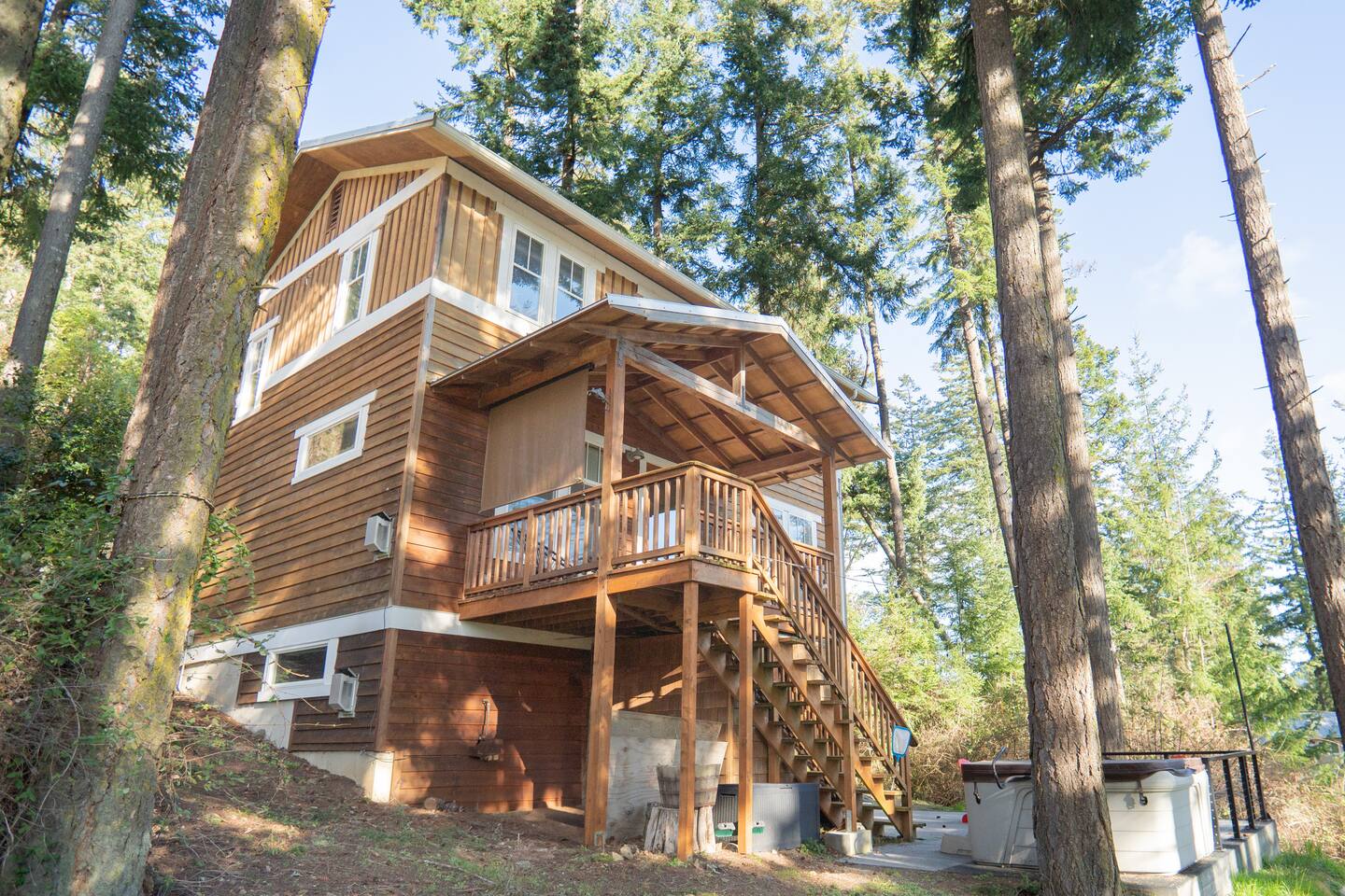 Newly updated cottage; hot tub, forest/ocean view