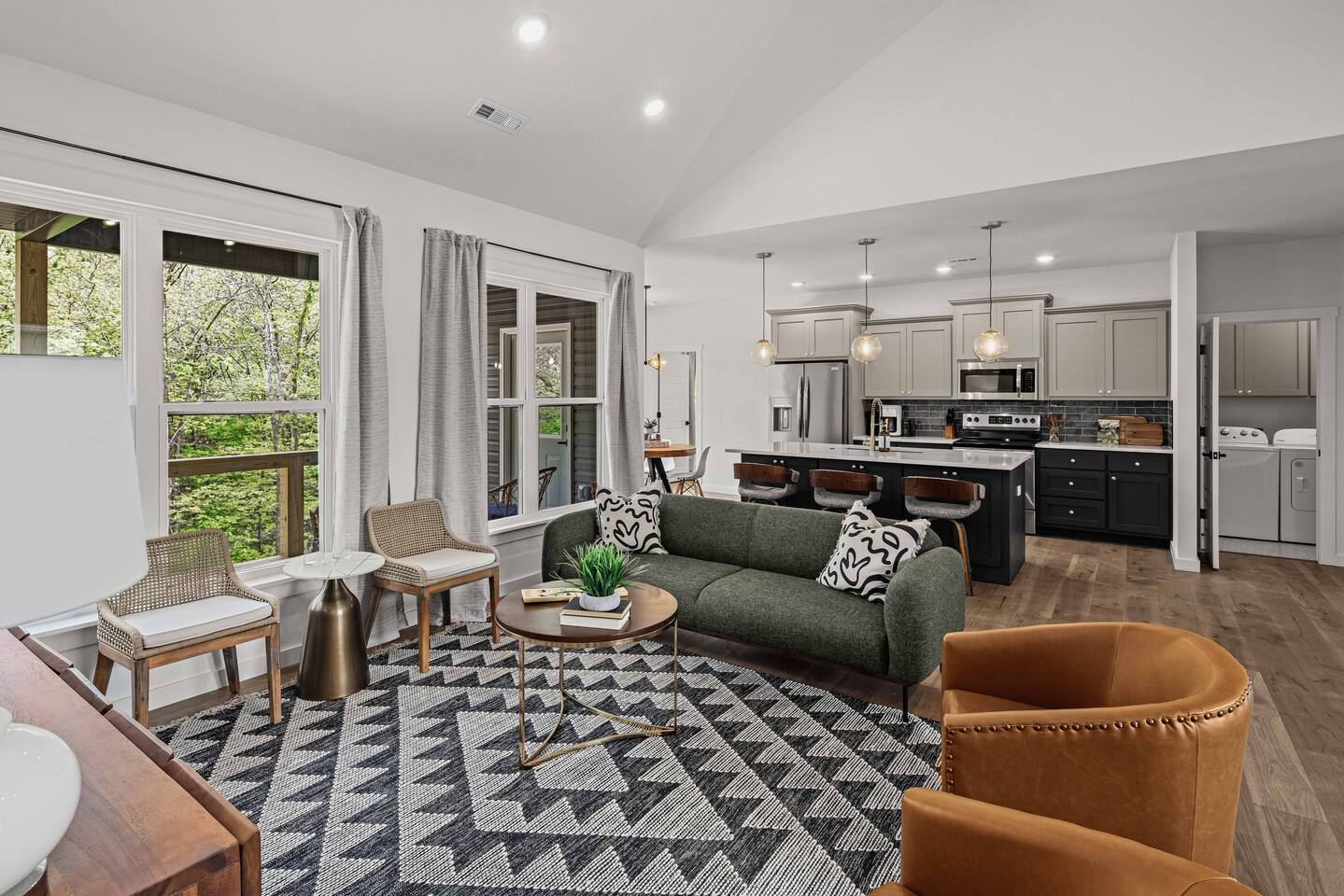 Luxe Escape in Bella Vista | King Bed + Trails