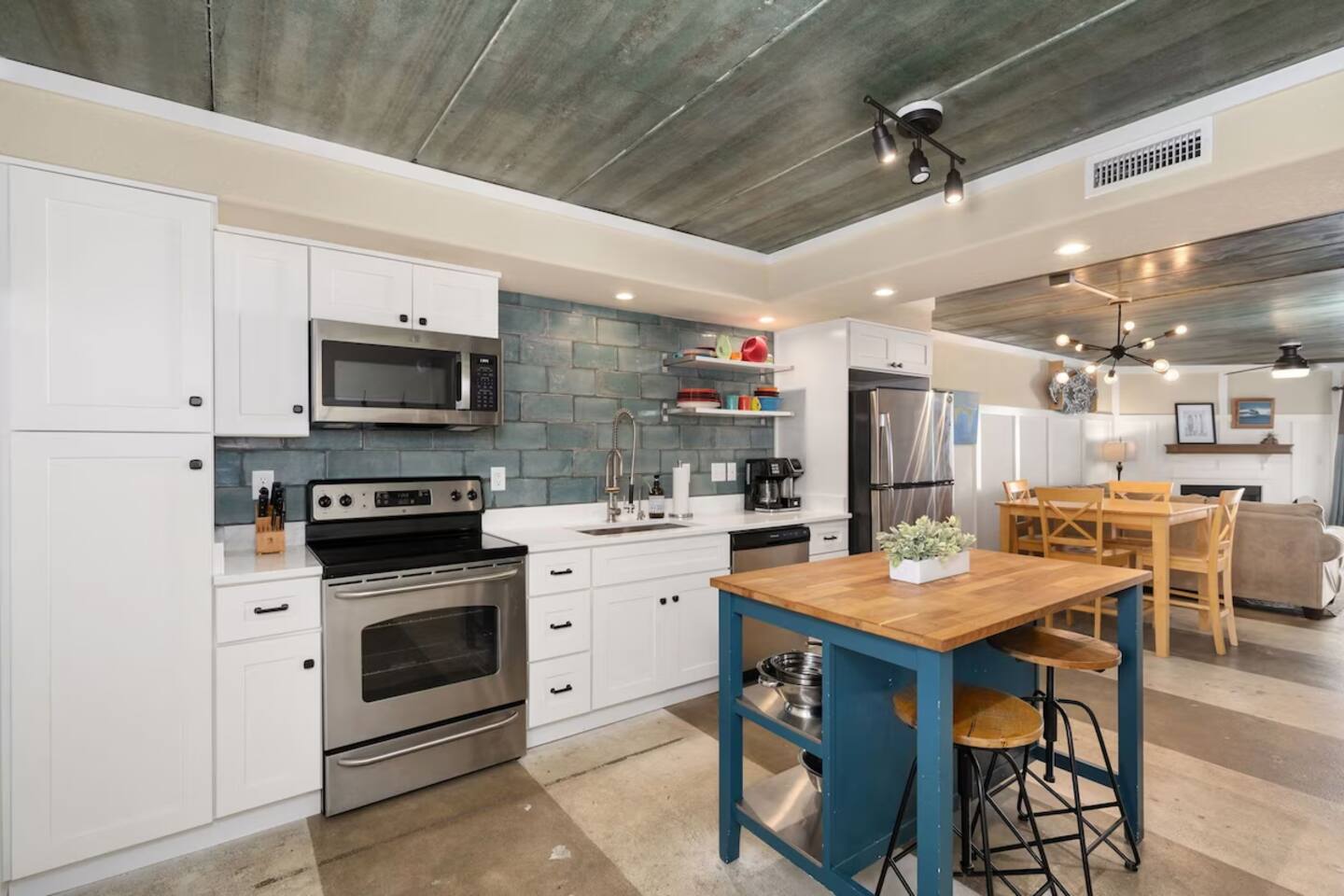 Modern OBX Condo • Pup • Walk to Beach • Pools