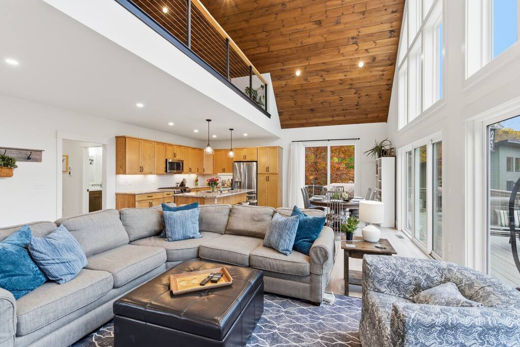 5 minute walk to lake luxury pets retreat boats