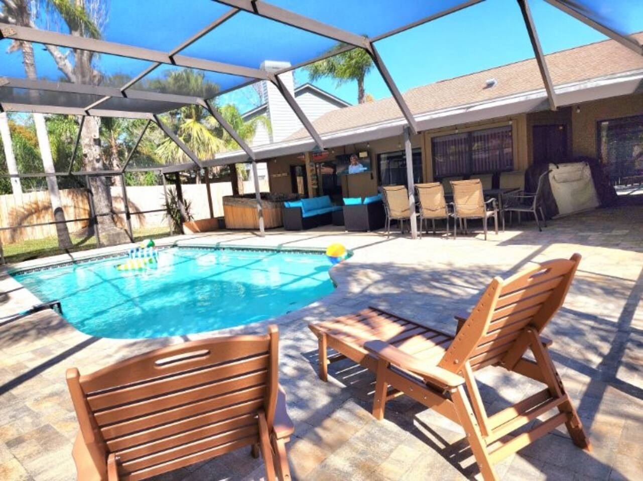 Tampa Vacation Home - 3BR 10 PPL - Pool
