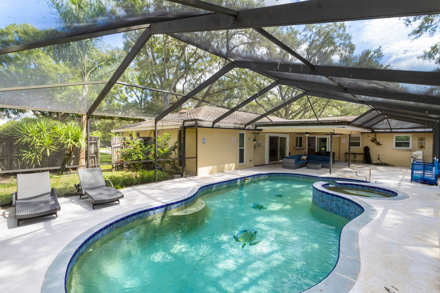 Spacious Modern Home 4BR/12PPL/Saltwater Pool /Spa