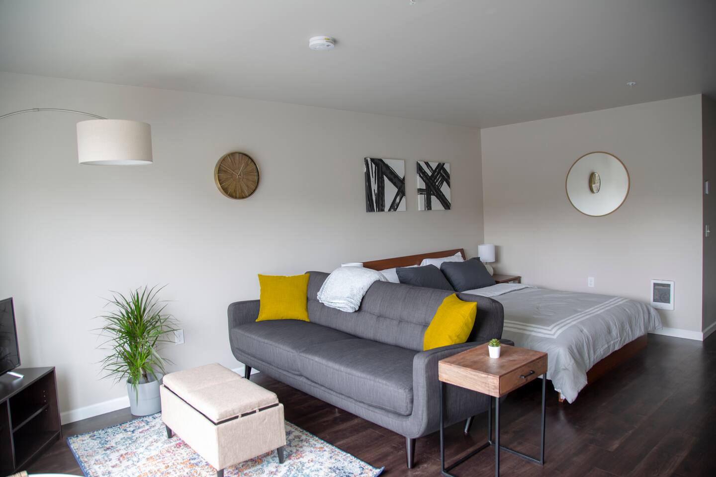 Capitol Hill Modern Studio with Free Parking!