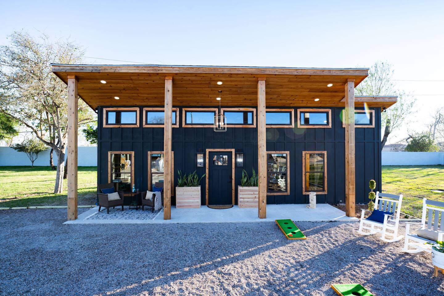 Elegant Lux Studio- Pet Friendly, FirePit & HotTub
