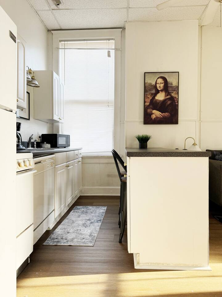 The Harrison H | QUEEN 1BD/1BA Apt near Downtown