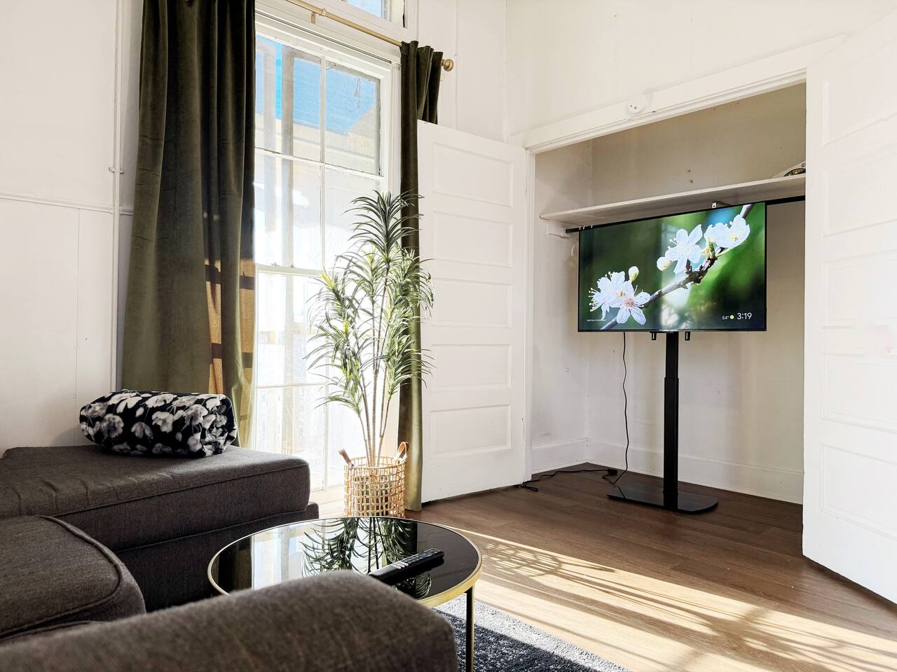 The Harrison H | QUEEN 1BD/1BA Apt near Downtown