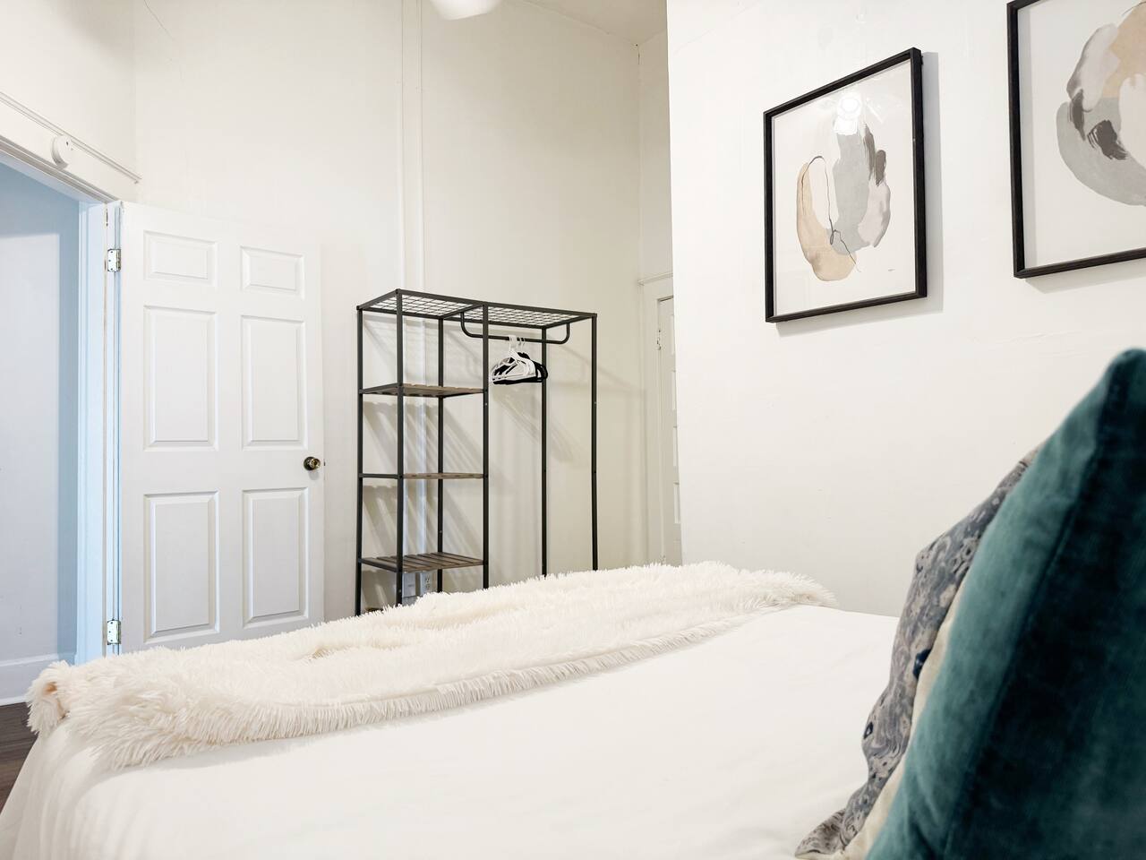 The Harrison H | QUEEN 1BD/1BA Apt near Downtown