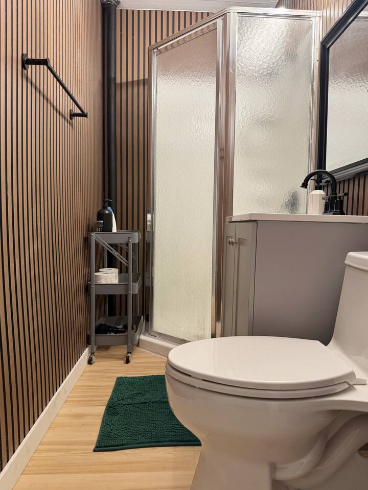 The Harrison H | QUEEN 1BD/1BA Apt near Downtown