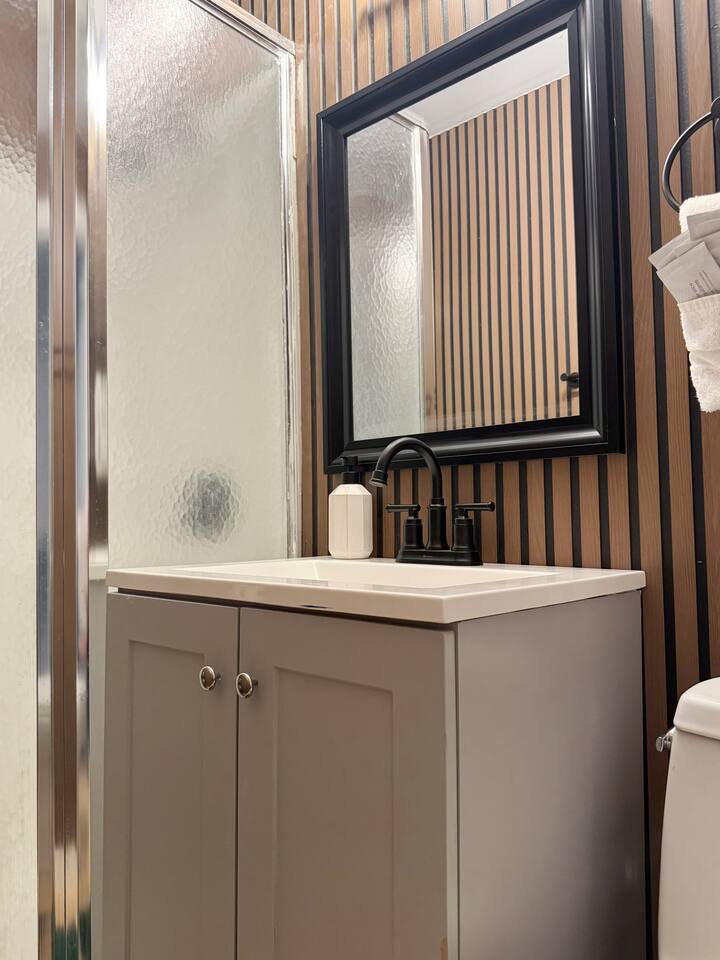 The Harrison H | QUEEN 1BD/1BA Apt near Downtown